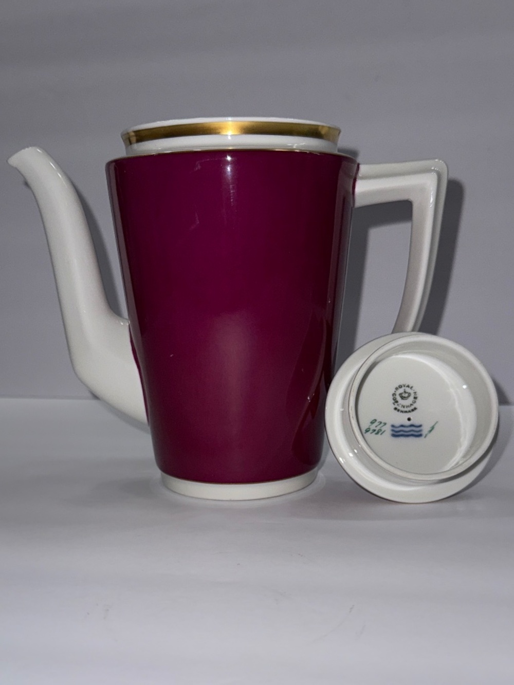 ROYAL COPENHAGEN 977 / 9781  G0LD BAND BURGUNDY TEAPOT